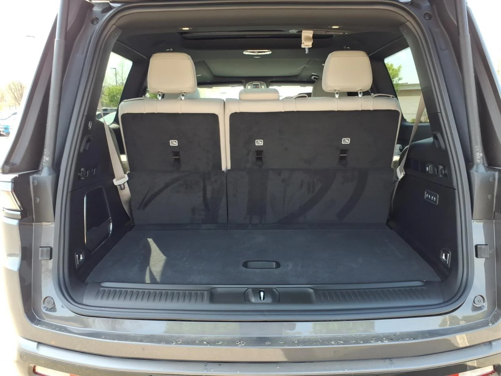 New 2026 Baltic-Gray Metallic Clear-Coat Exterior Paint Jeep Limited Reserve image 32