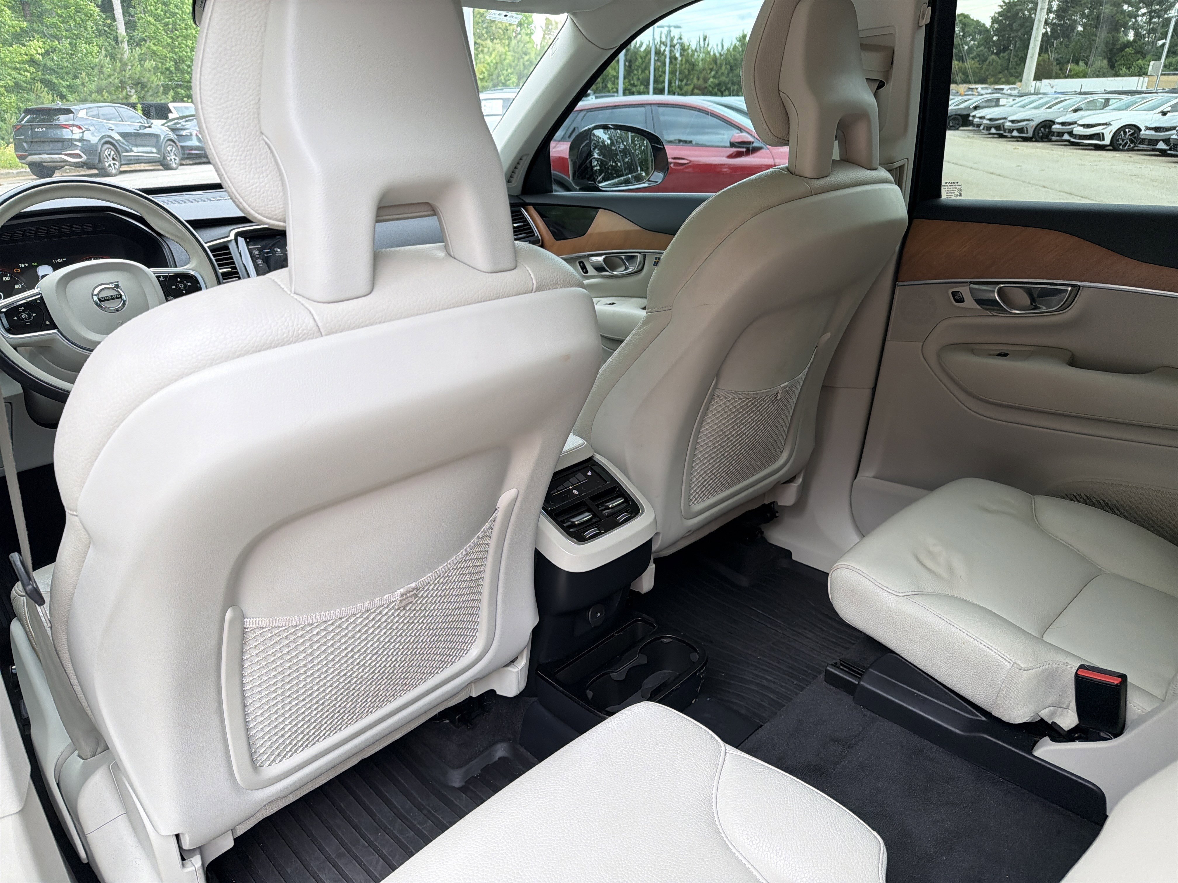 Used 2021 Onyx Black Metallic Volvo Momentum image 18