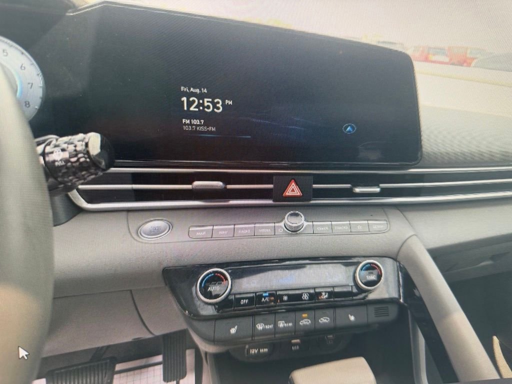Used 2025  Hyundai SEL Convenience image 3