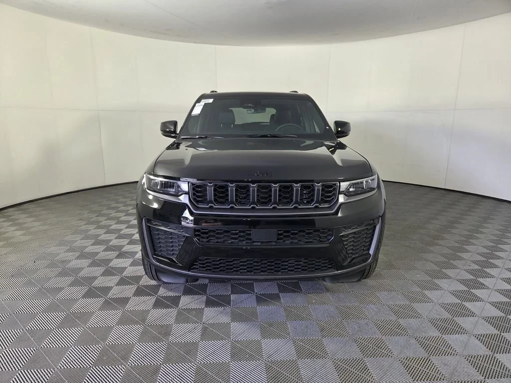New 2026 Diamond Black Crystal Pearl-Coat Exterior Paint Jeep Laredo Altitude image 3