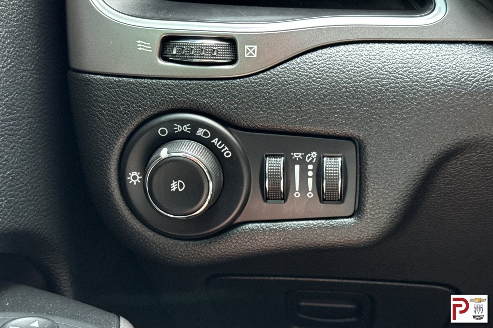 Used 2019 Gray Jeep Latitude Plus image 31