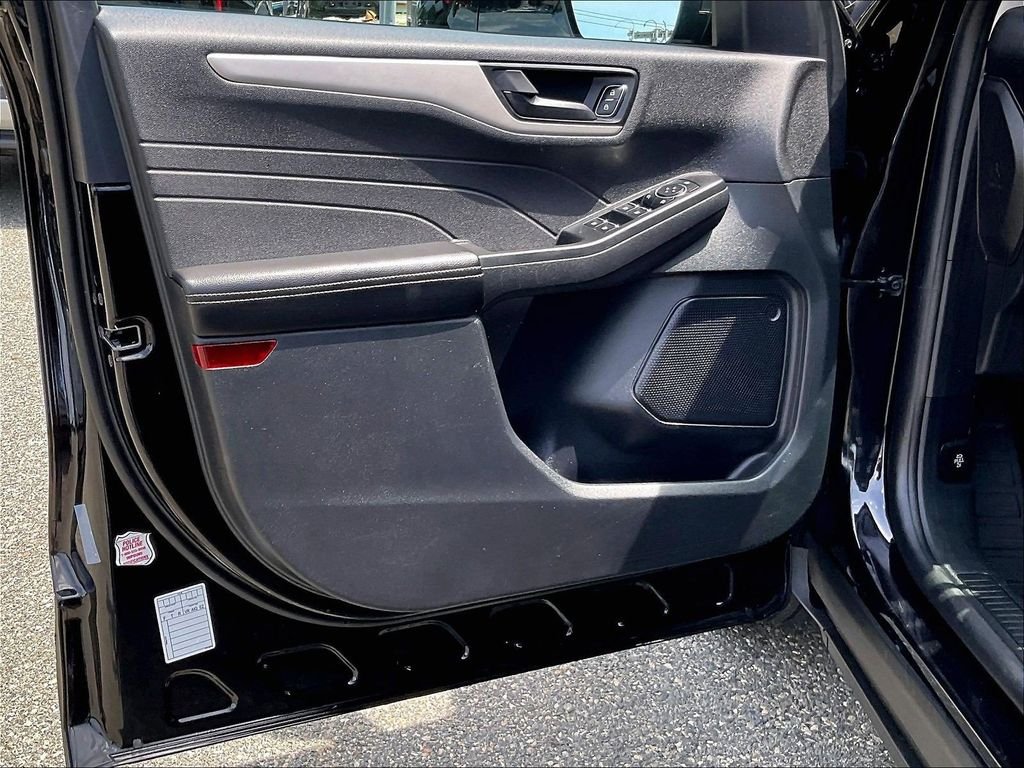 Used 2022 Black Ford SE image 9