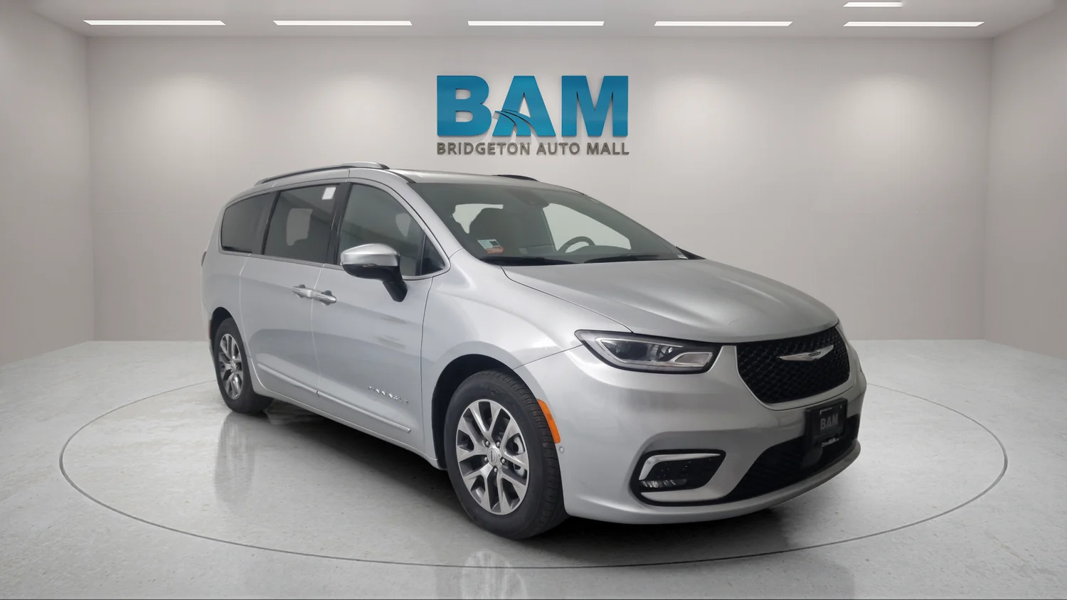 Used 2023 Silver Chrysler Pinnacle image 18