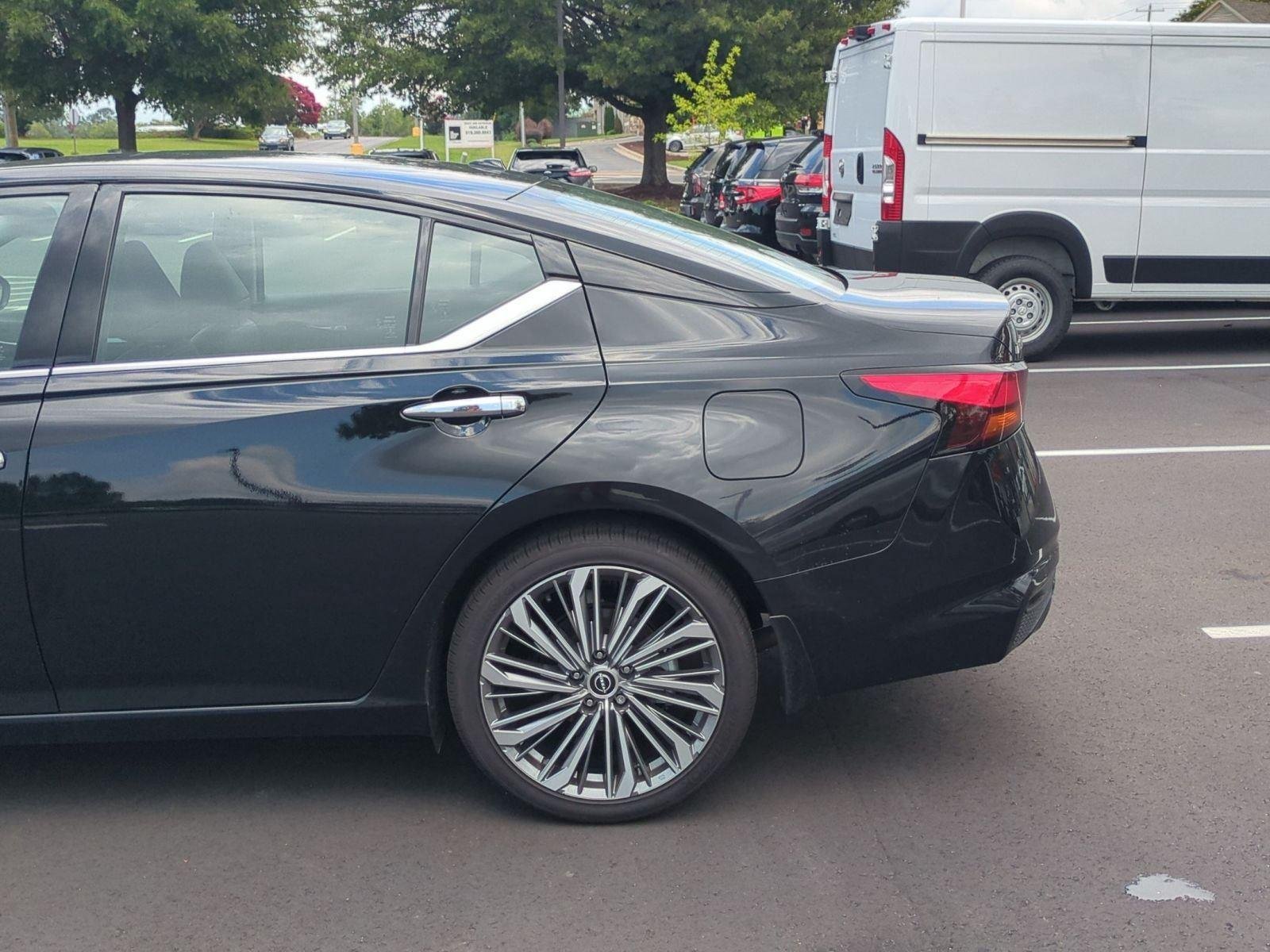 Used 2025 Super Black Nissan SL image 11