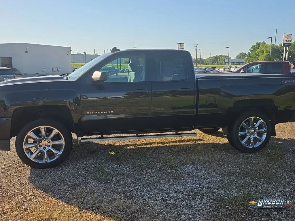 Used 2018 Black Chevrolet Custom image 6