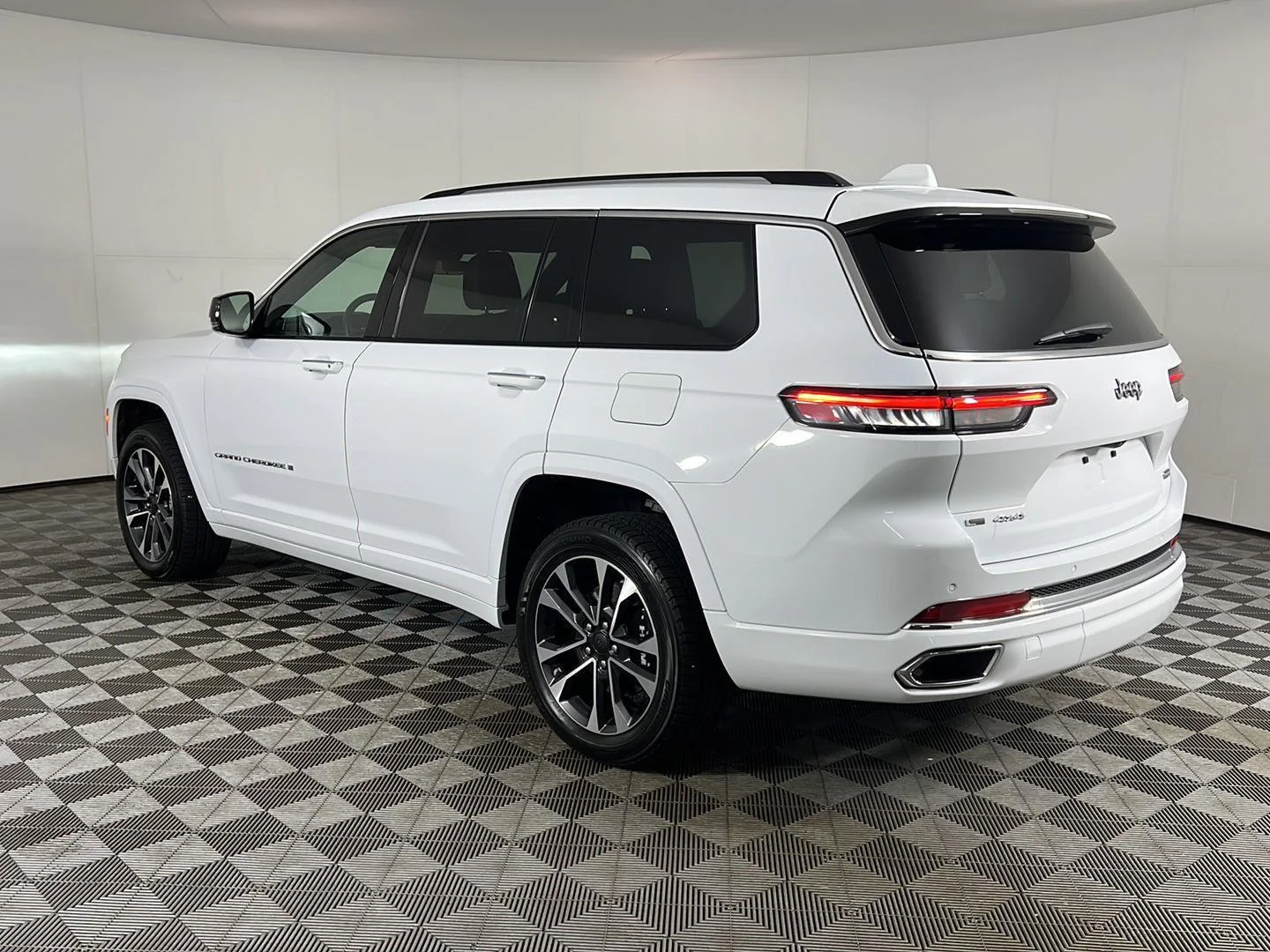 Used 2022 Bright White Clearcoat Jeep Overland image 9