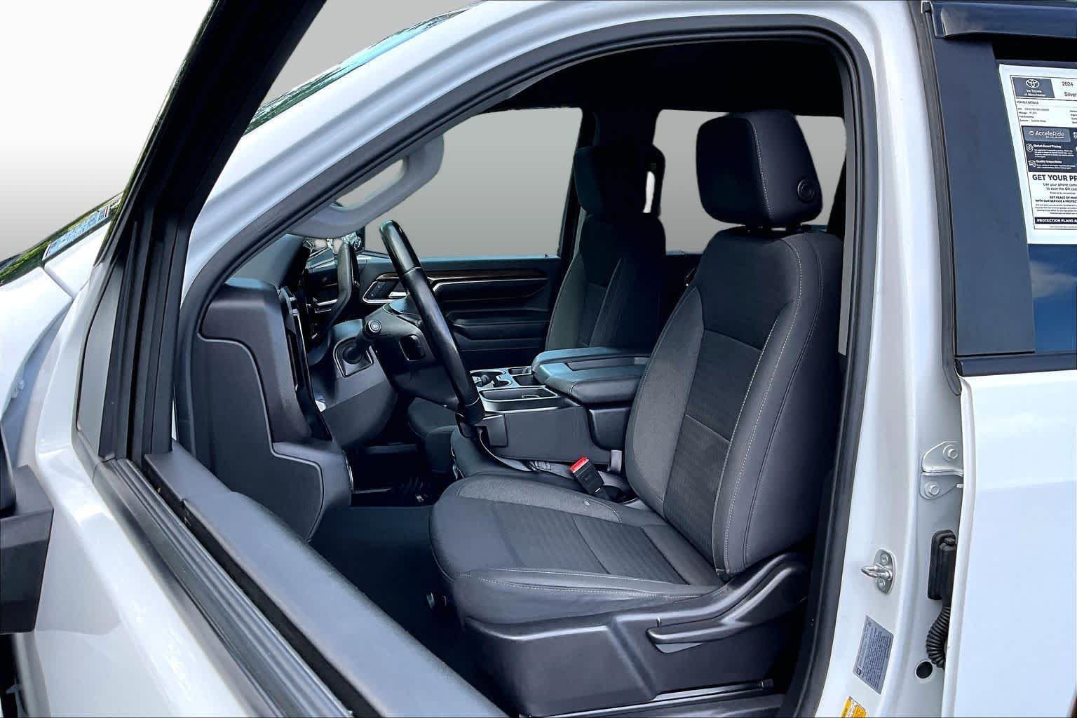 Used 2024 Summit White Chevrolet LT image 9
