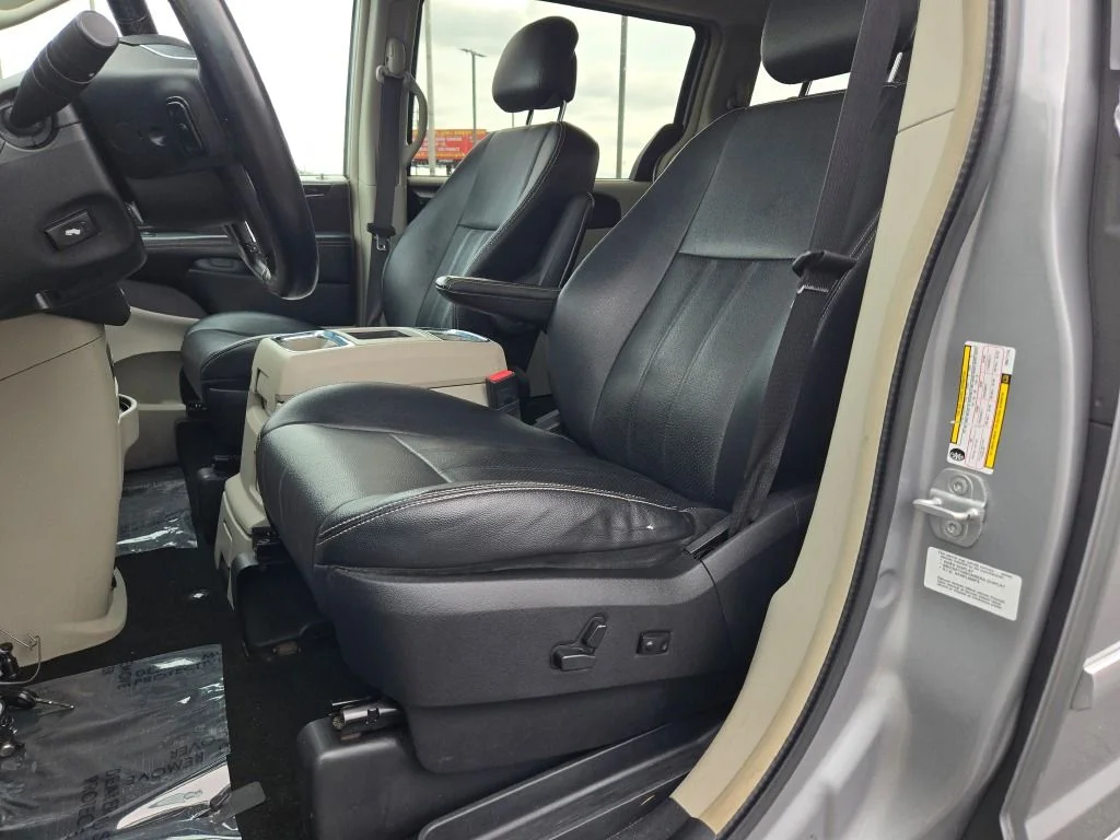 Used 2013 Silver Chrysler Touring-L image 23