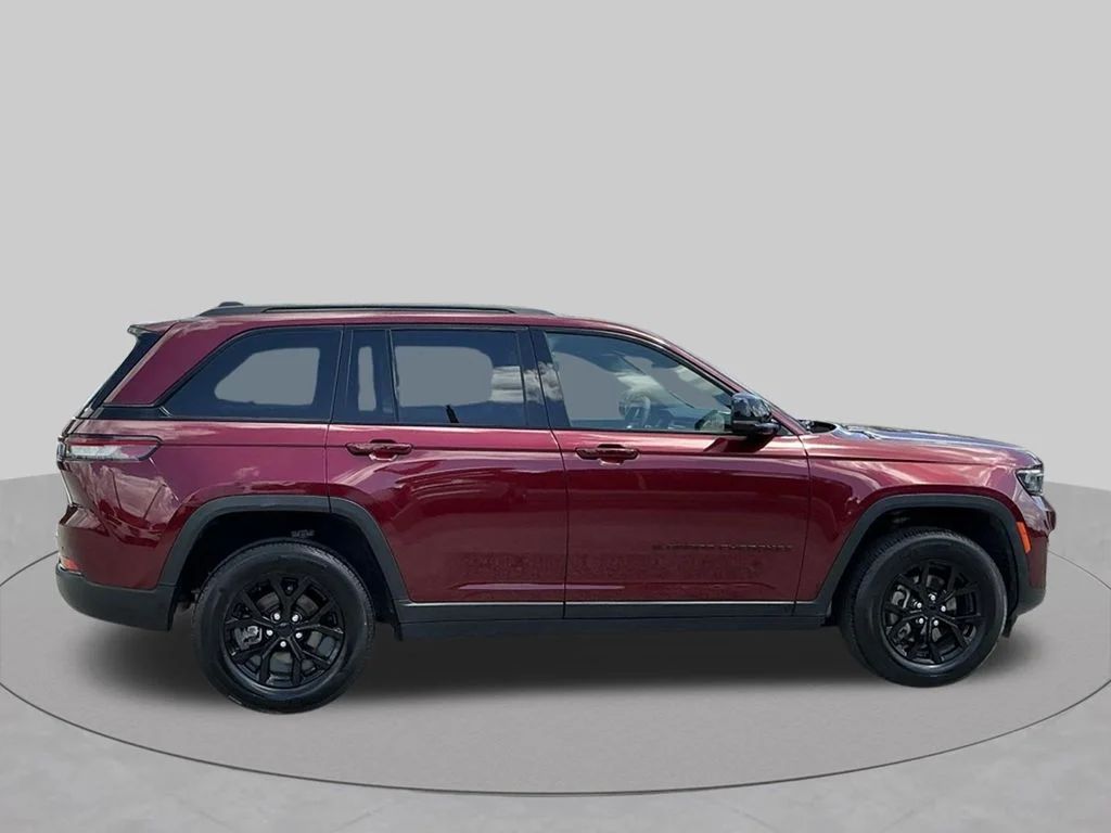 Used 2024 Red Jeep Altitude image 9
