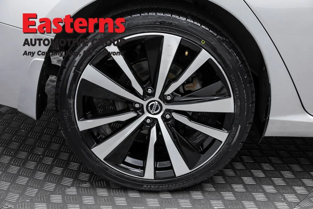 Used 2022 Silver Nissan 2.5 SR image 27