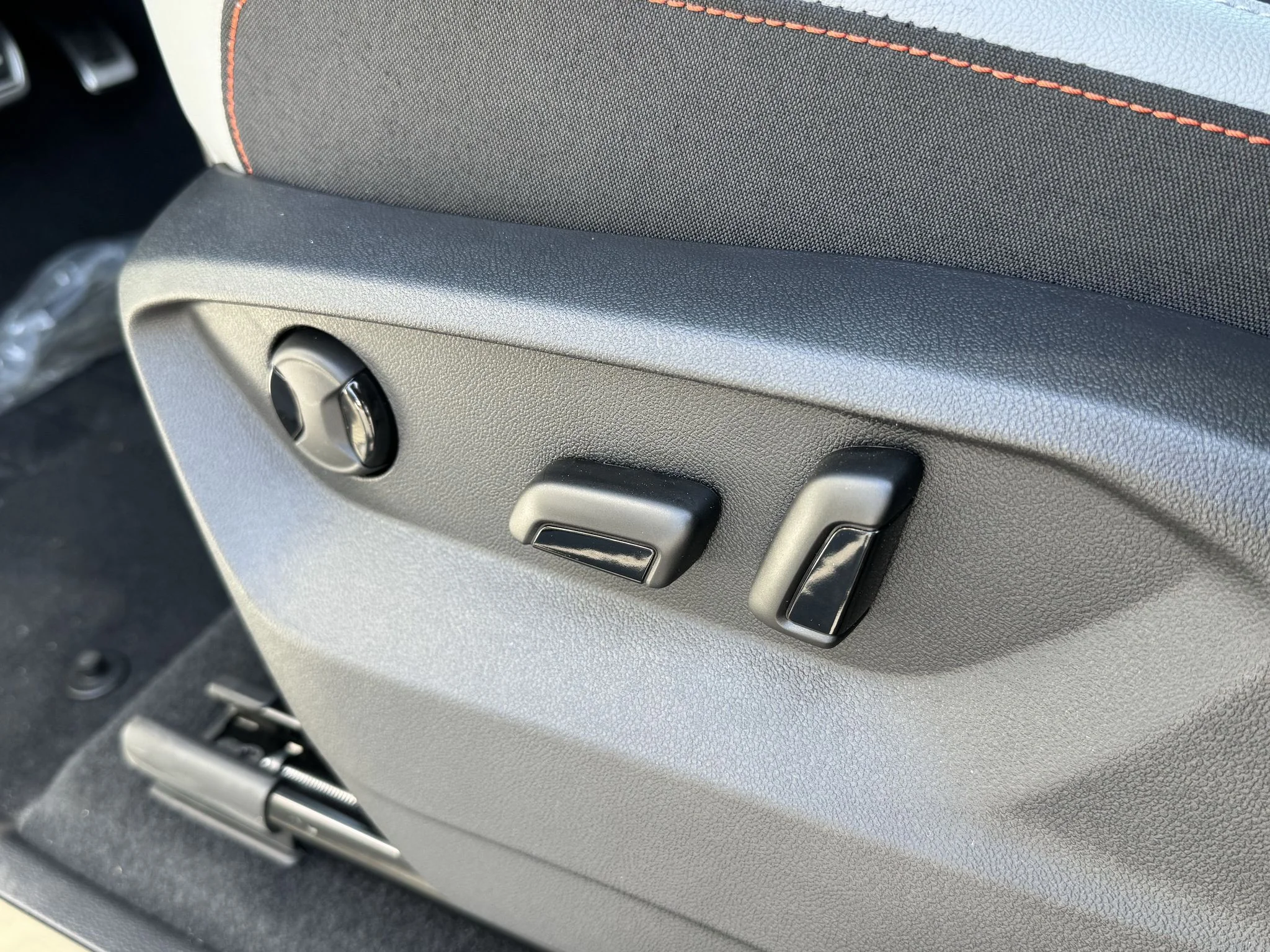 New 2026 Opal White Pearl Volkswagen 2.0T Peak Edition image 16