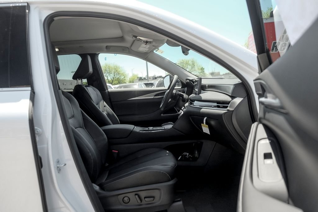 New 2027 Radiant White INFINITI LUXE image 23