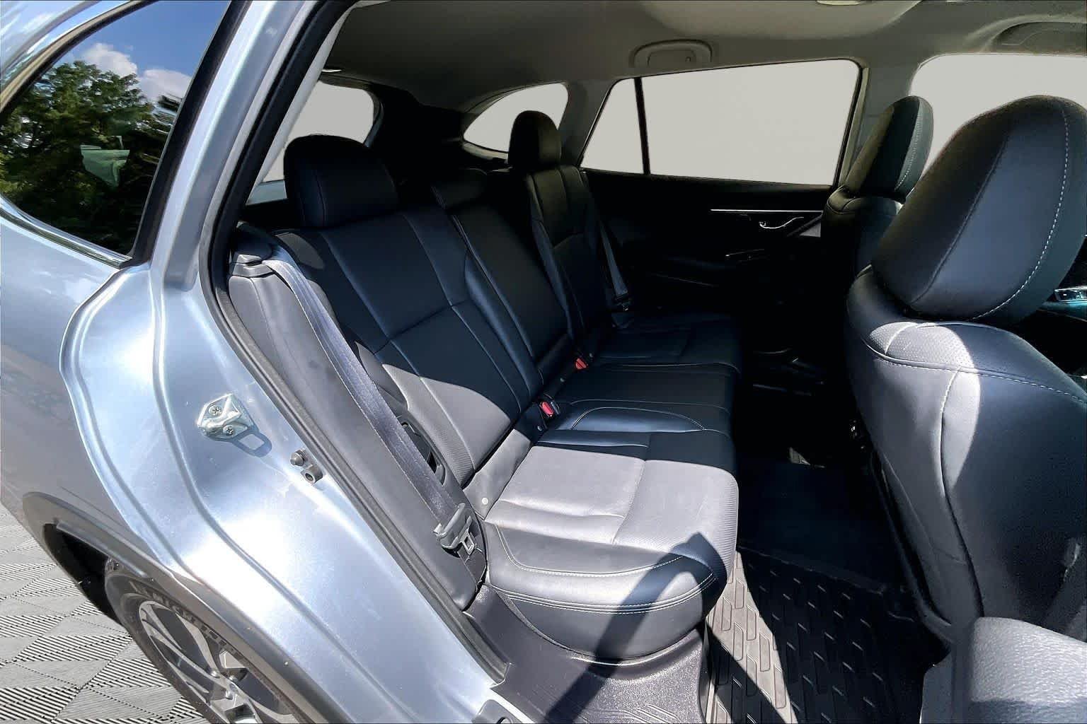 Used 2022 Ice Silver Metallic Subaru Limited image 20