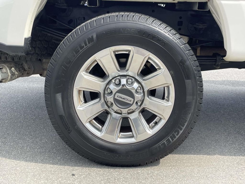 Used 2017 White Platinum Metallic Tri-Coat Ford Lariat image 35