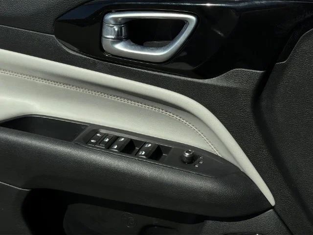 Used 2024  Jeep Limited image 32