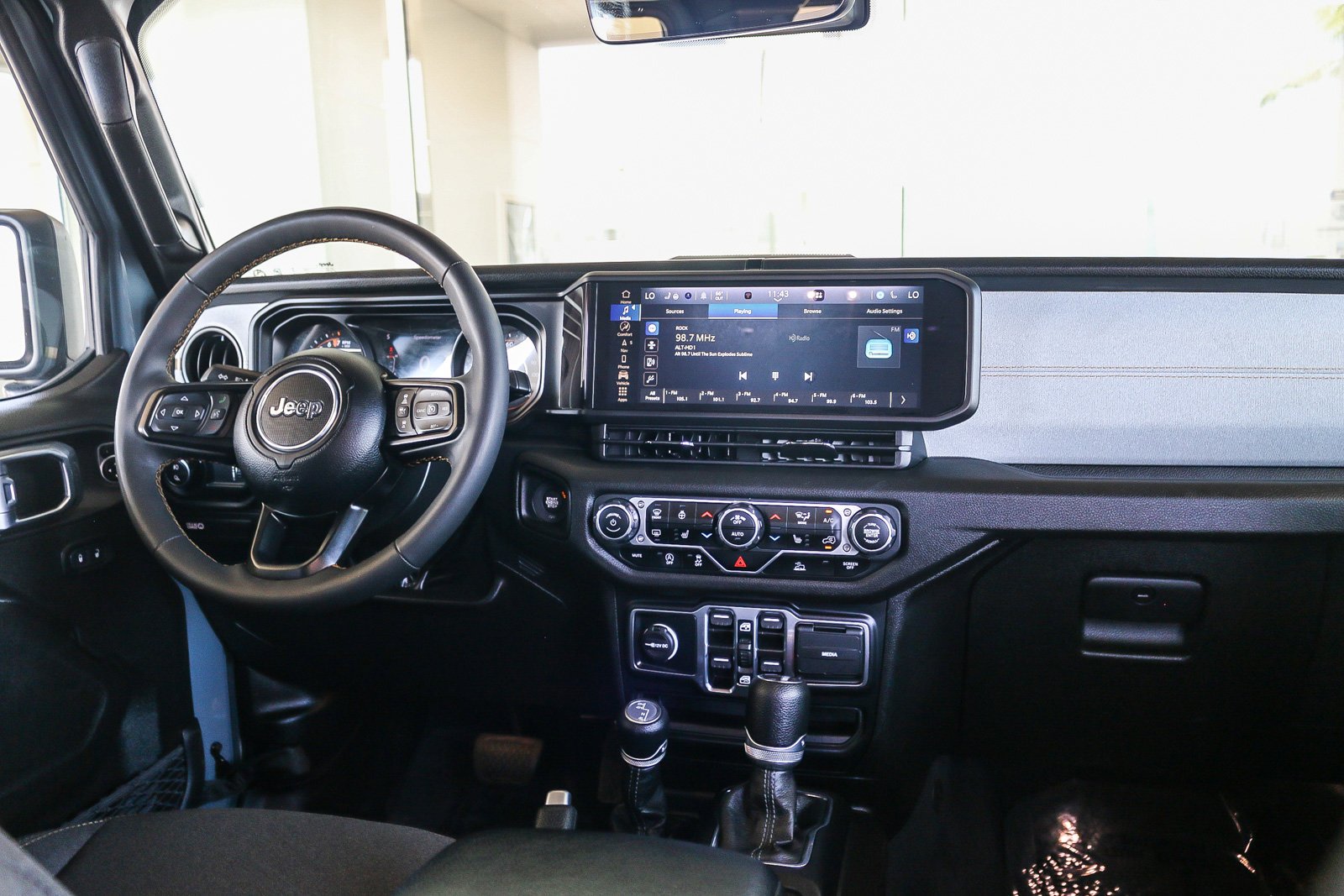 Used 2024 Anvil Clear Coat Jeep Sport S image 12