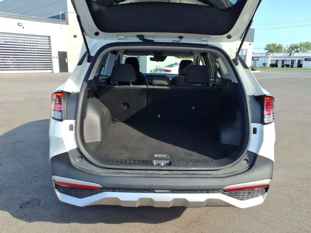Used 2023 White Kia LX image 7