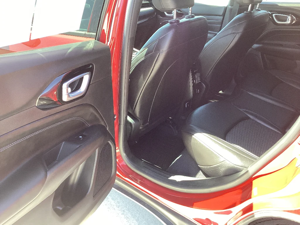 Used 2026 Red Hot Pearlcoat Jeep Latitude Altitude image 9