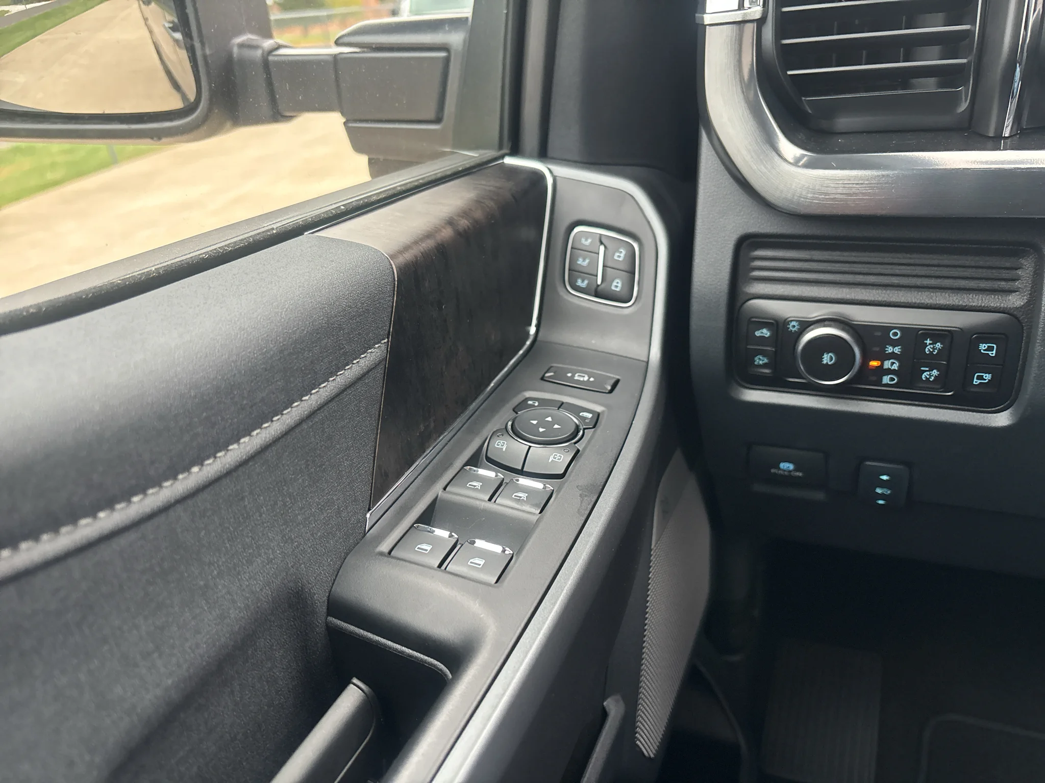 New 2026 Carbonized Gray Metallic Ford F-350® Lariat® image 19