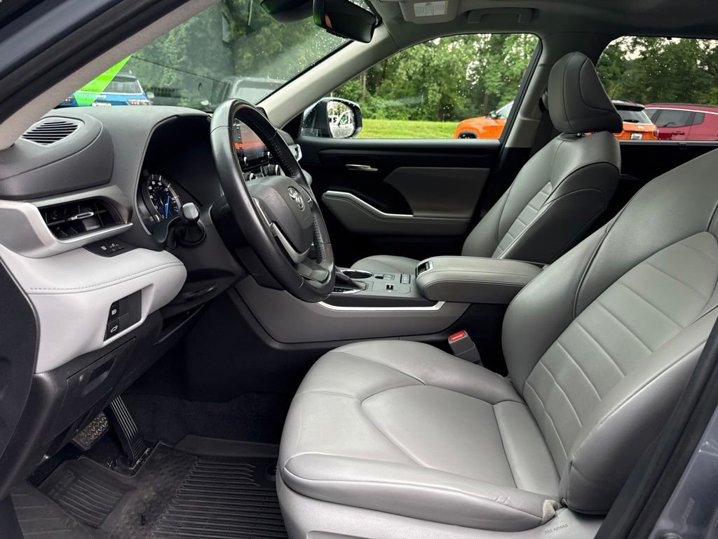 Used 2022 Brown Toyota XLE image 9
