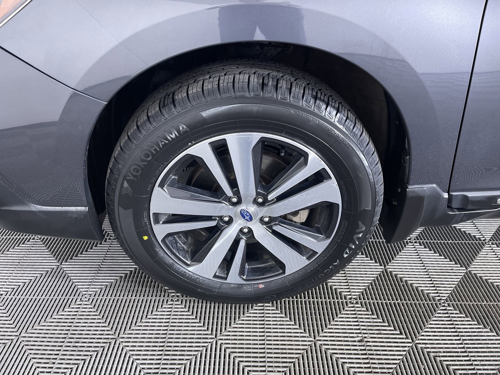 Used 2018 Magnetite Gray Metallic Subaru Limited image 27