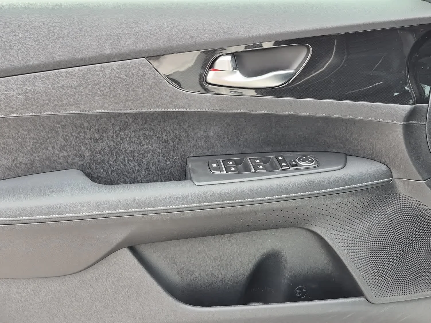 Used 2024 Snow White Pearl Kia GT-Line image 11