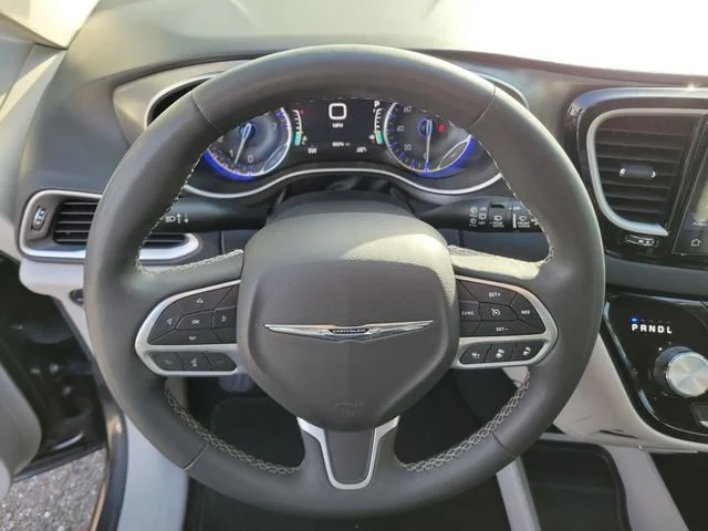 Used 2023 Granite Crystal M Chrysler Touring L image 23