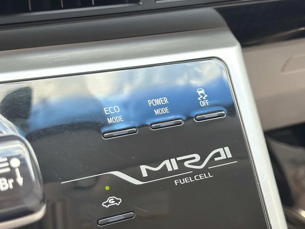 Used 2018 CRYSTAL WHITE Toyota Base image 14