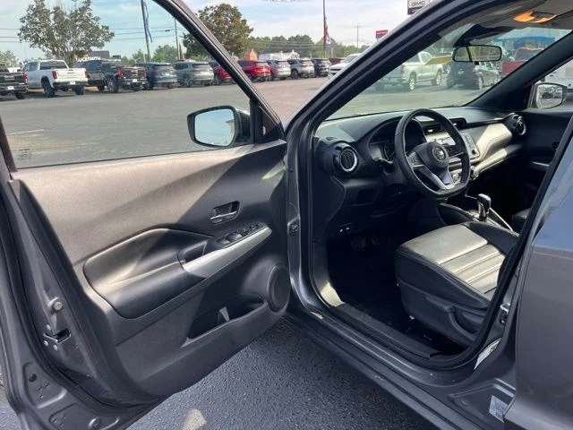 Used 2020 Gray Nissan SR image 3