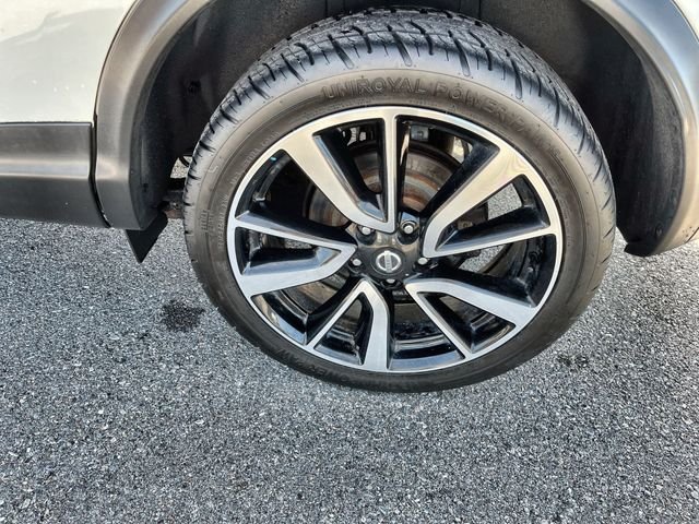 Used 2017 White Nissan SL image 21