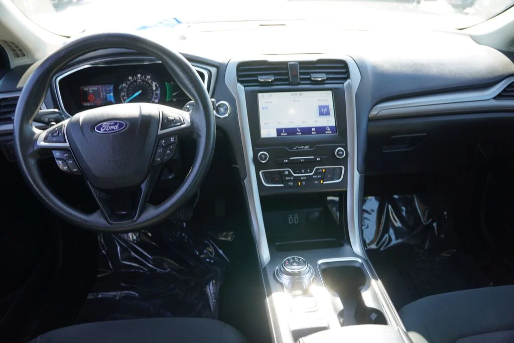 Used 2020 Blue Ford SE image 18