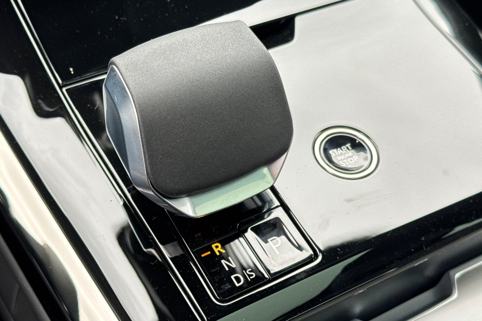 New 2026 Santorini Black Land Rover SE image 25