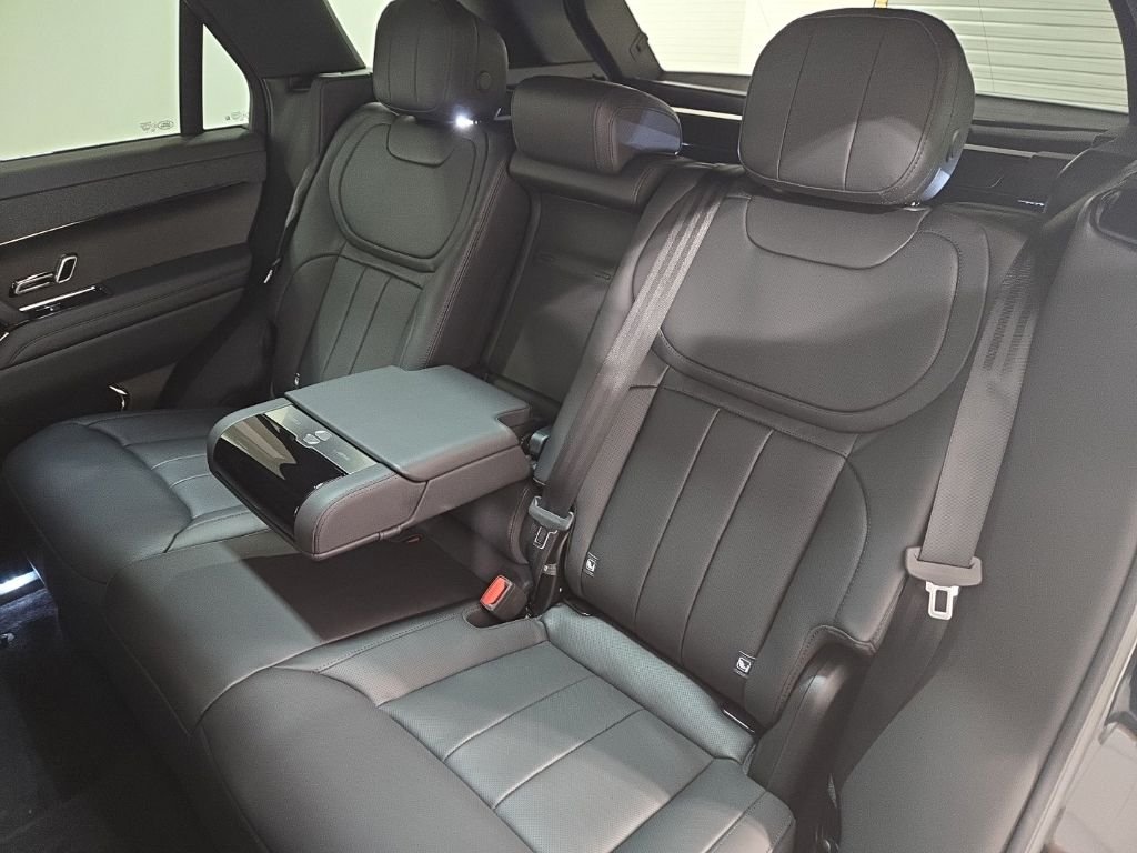 New 2026 Santorini Black Land Rover Dynamic SE image 22