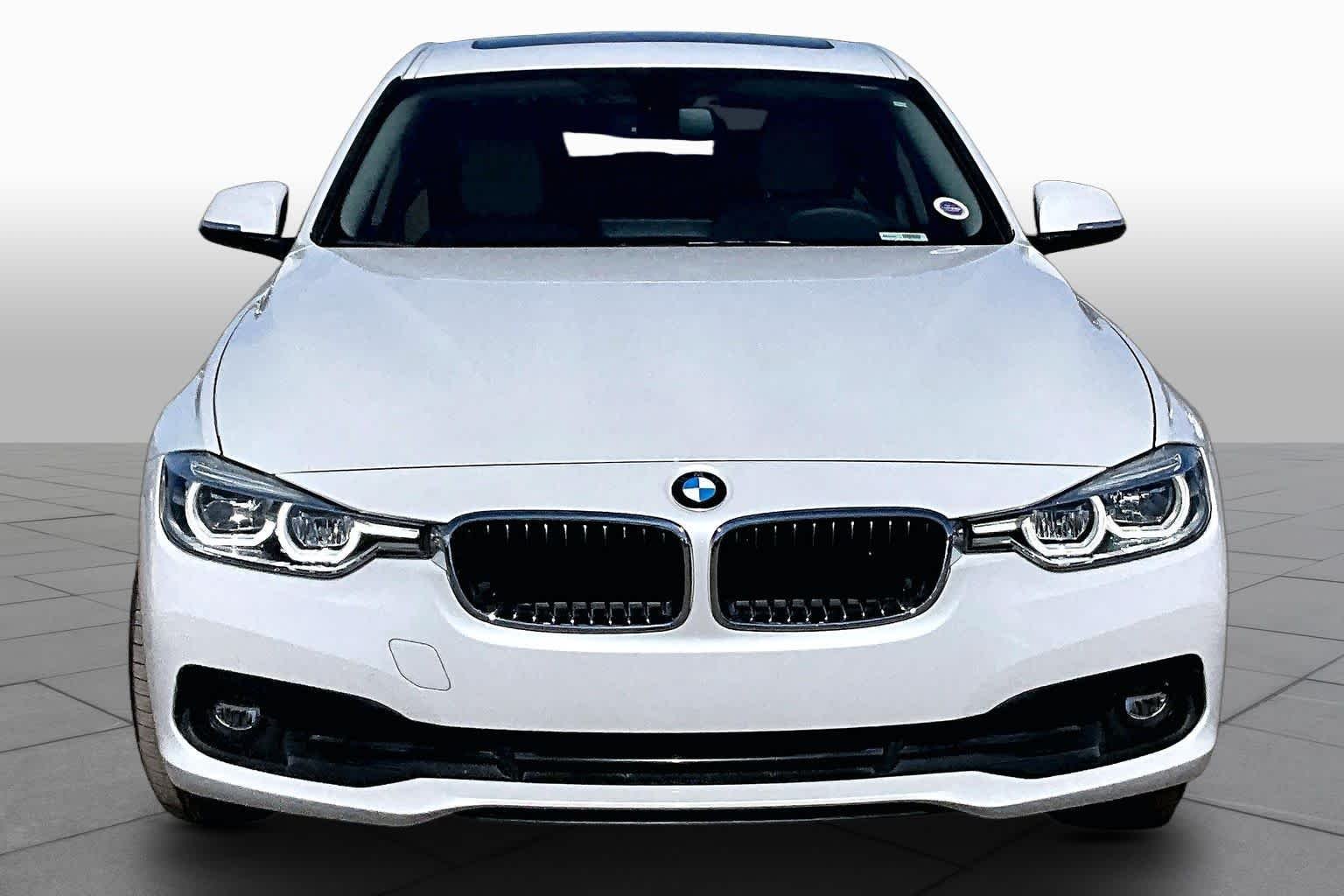 Used 2018 Mineral White Metallic BMW 320i xDrive image 3