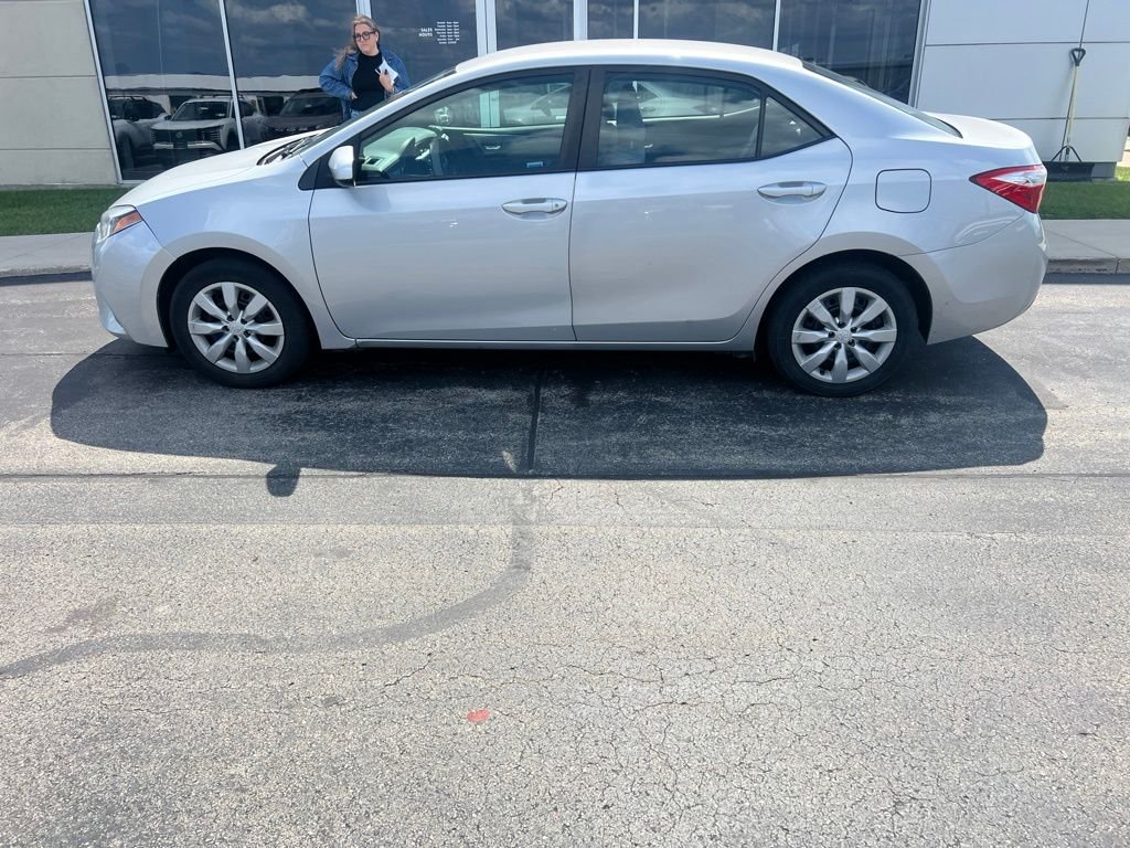 Used 2015 Classic Silver Metallic Toyota LE image 4