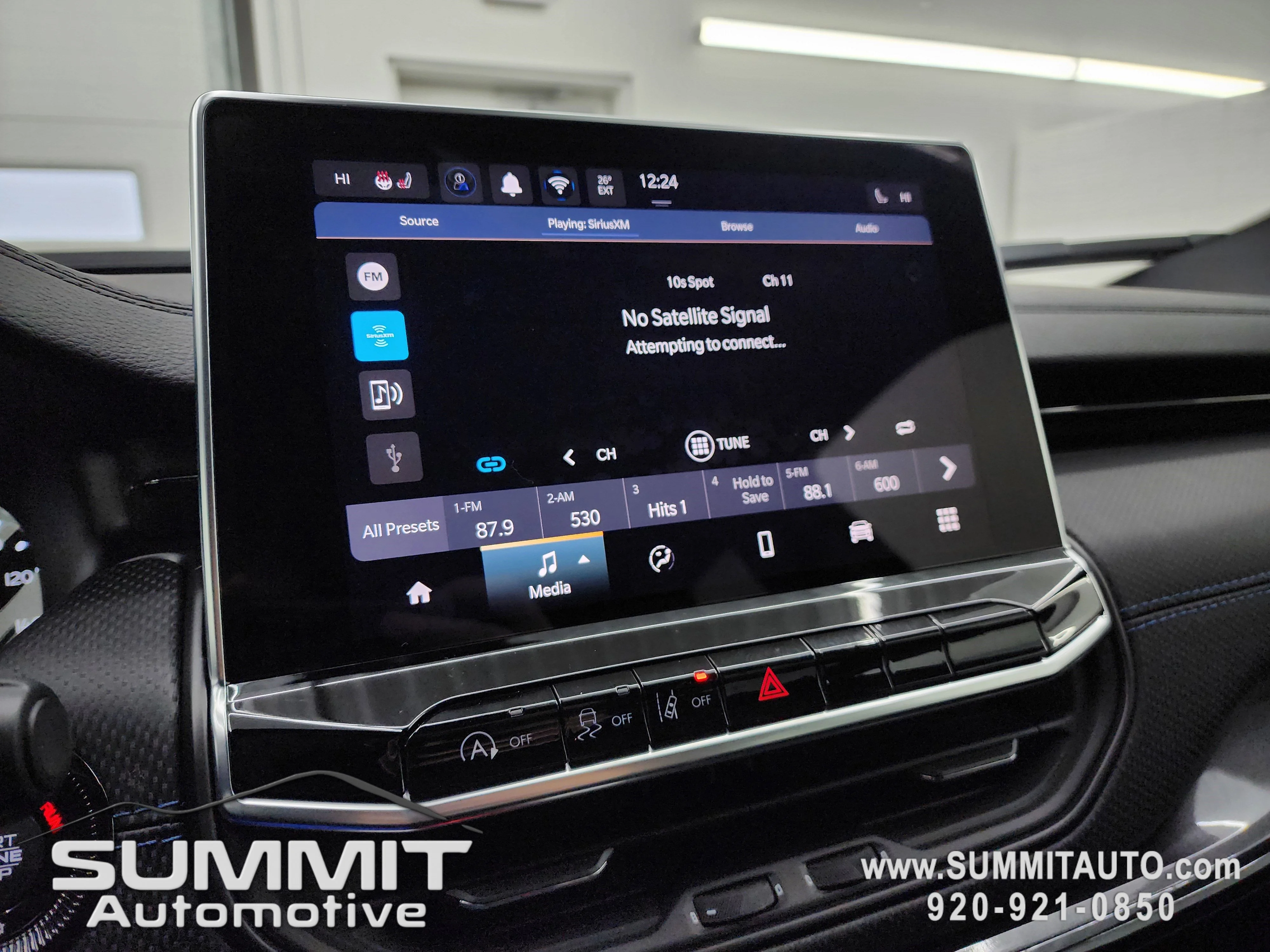 New 2026 Diamond Black Crystal Pearl-Coat Exterior Paint Jeep Latitude image 10