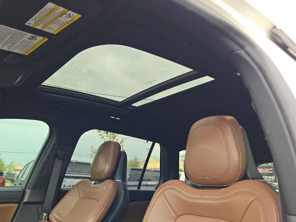 Used 2021 White Lincoln Reserve image 28