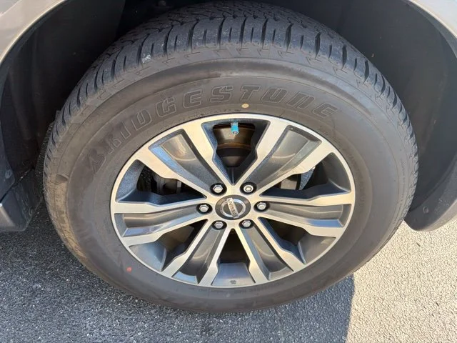 Used 2018 White Nissan SL image 19