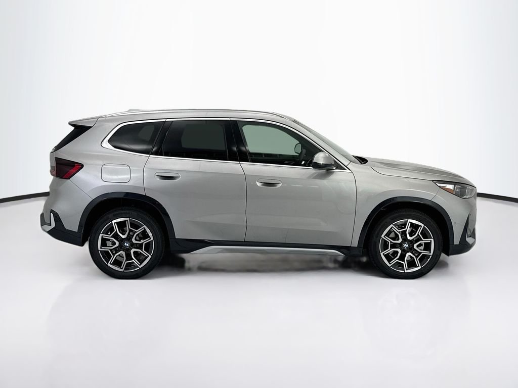 New 2027 Space Silver Metallic BMW xDrive28i image 4