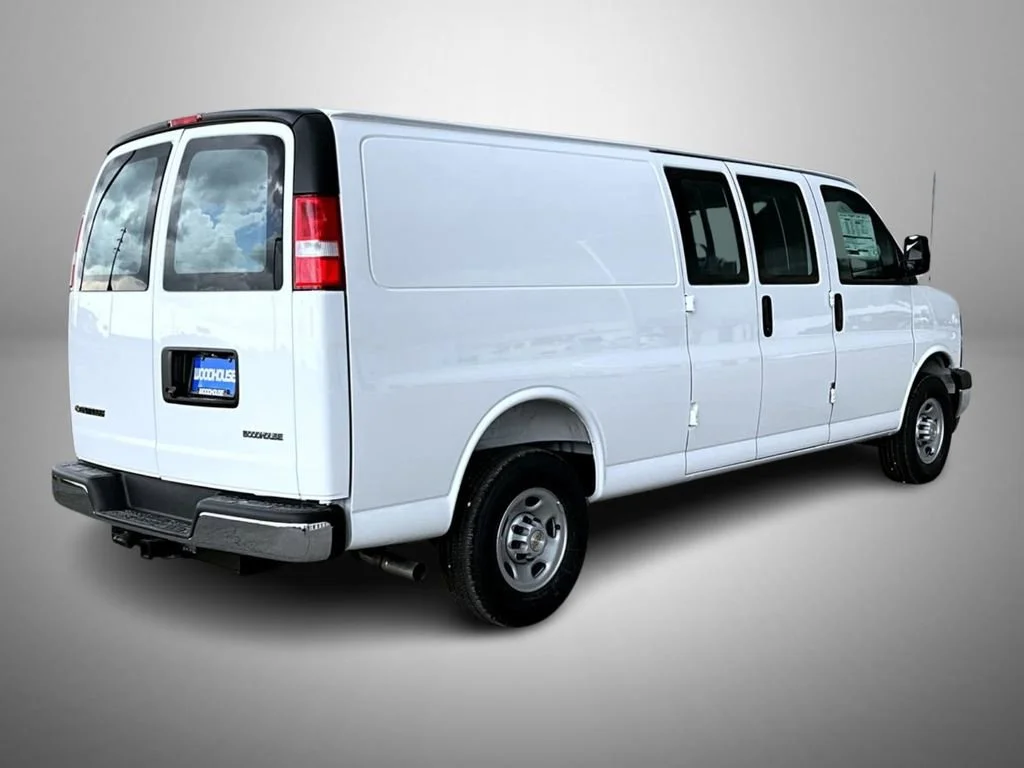 New 2026 Summit White Chevrolet 1WT image 5