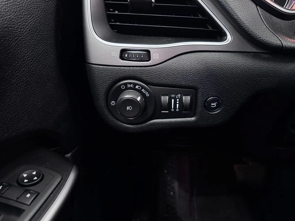 2022 Jeep Cherokee Latitude Lux - Photo 24