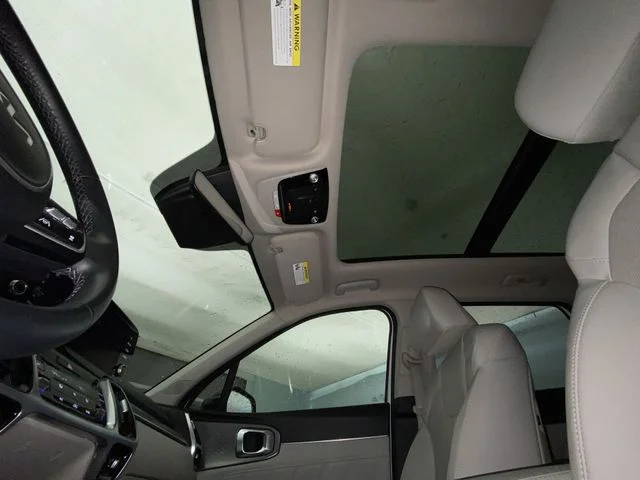 Used 2023 White Kia SX image 22