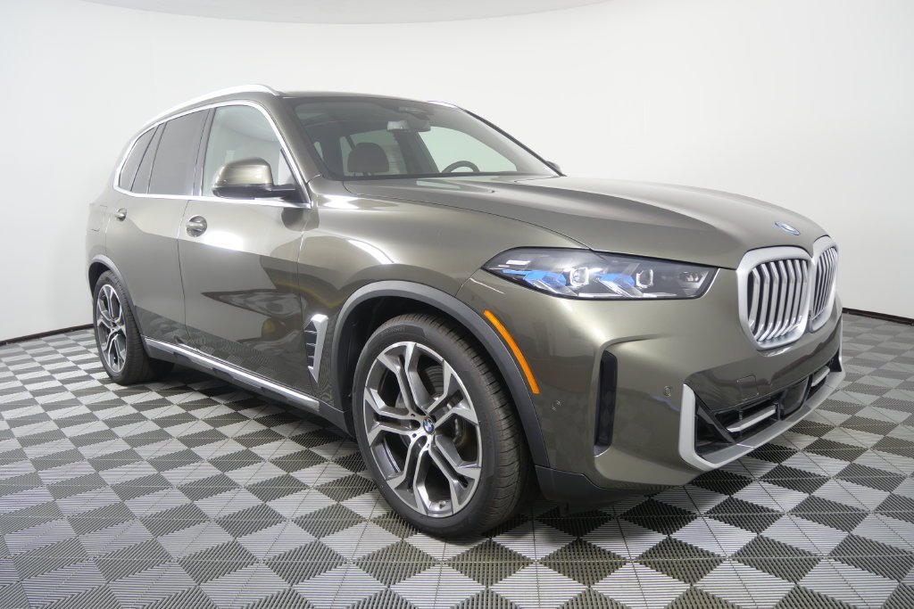 New 2026 Green Metallic BMW xDrive50e image 2