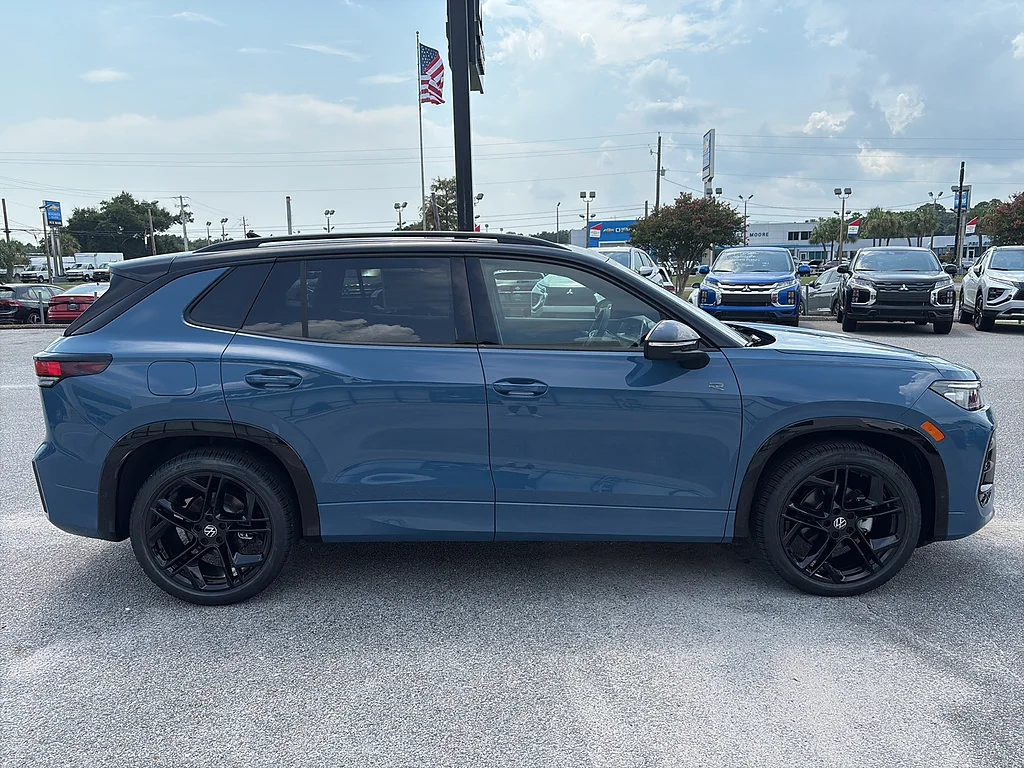 New 2026 Monterey Blue w/ Deep Black Roof Volkswagen SE R-Line Black FWD image 4