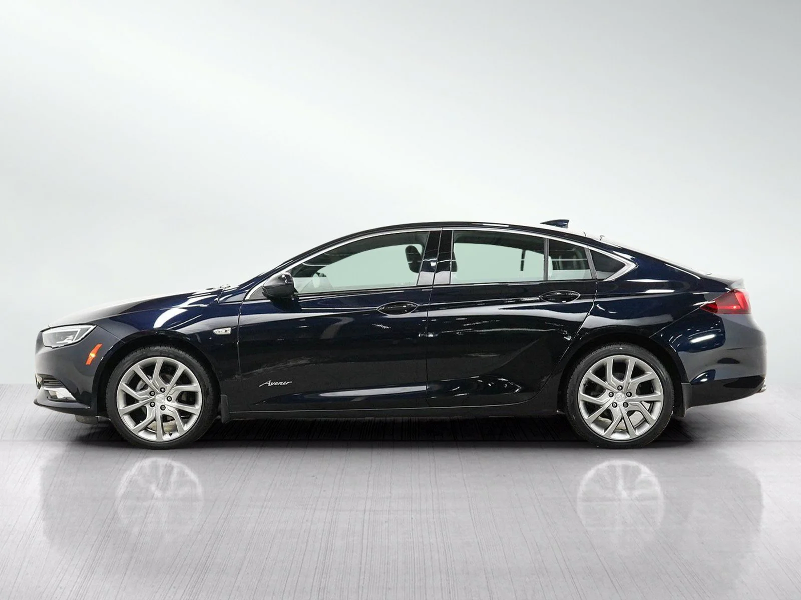 Used 2019 Buick Regal Sportback Avenir with VIN W04GW6SX1K1040928 for sale in Bloomington, Minnesota