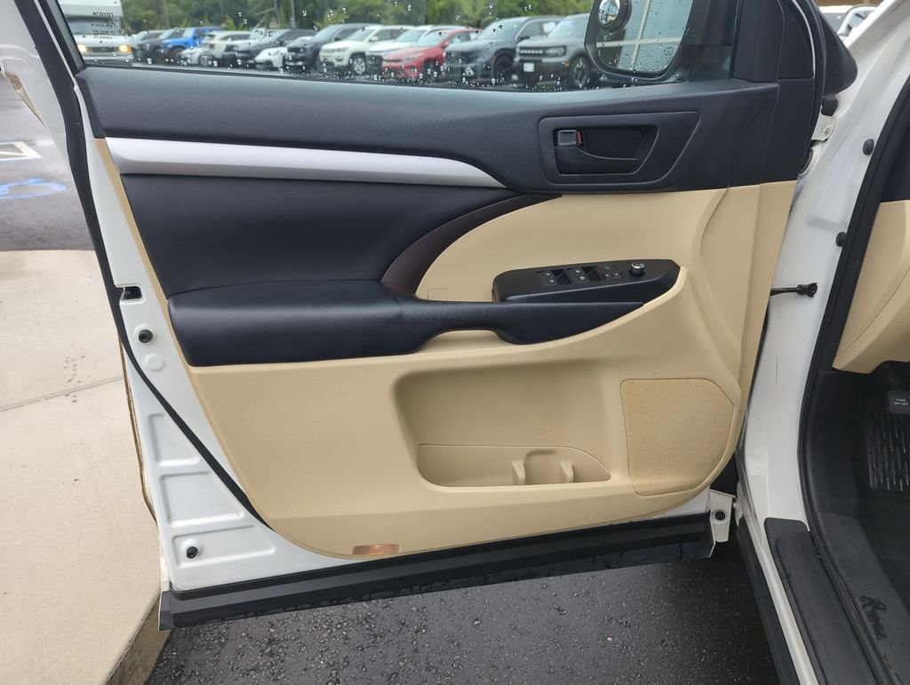Used 2017 White Toyota LE Plus image 18