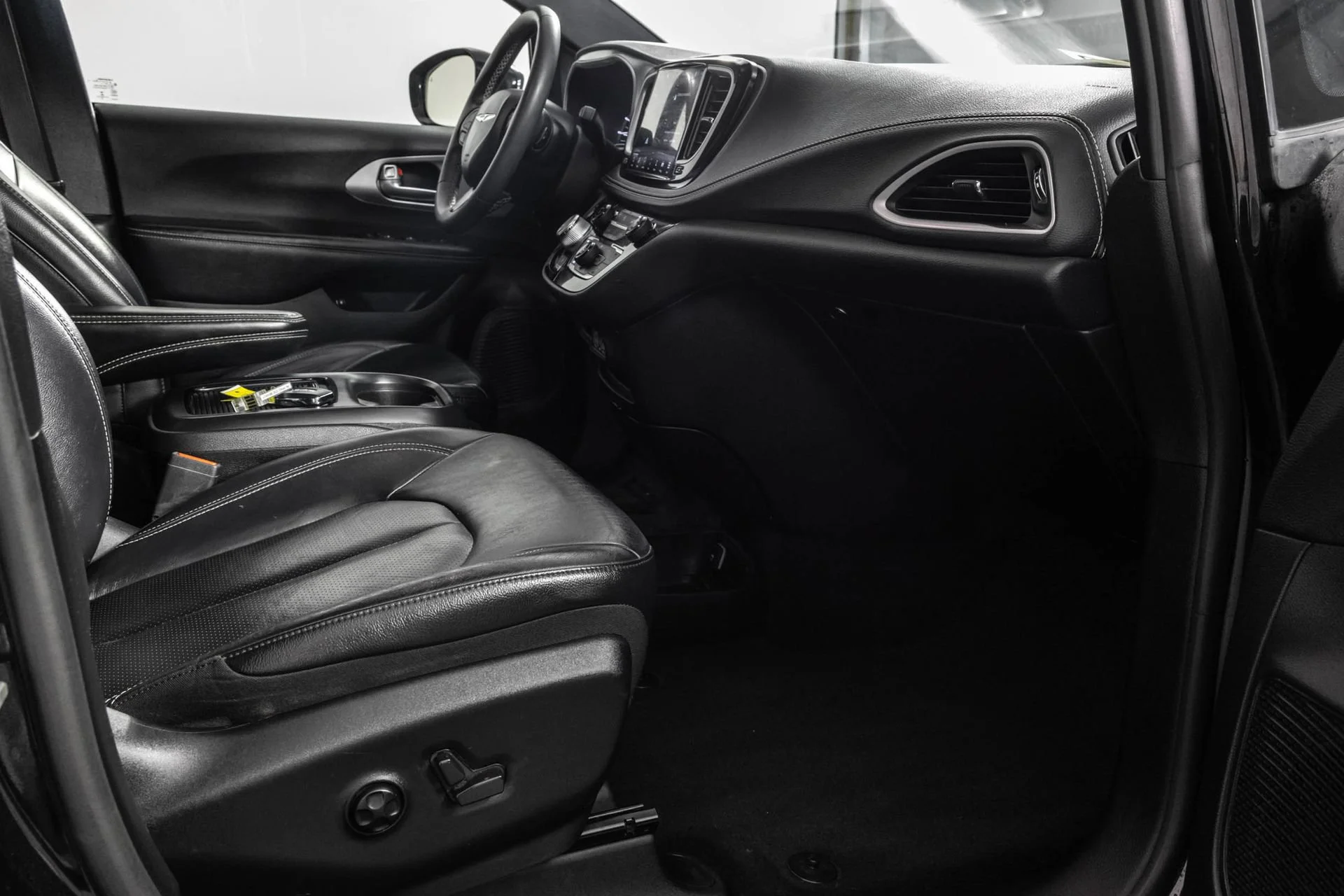 Used 2022 Black Chrysler Touring L image 46