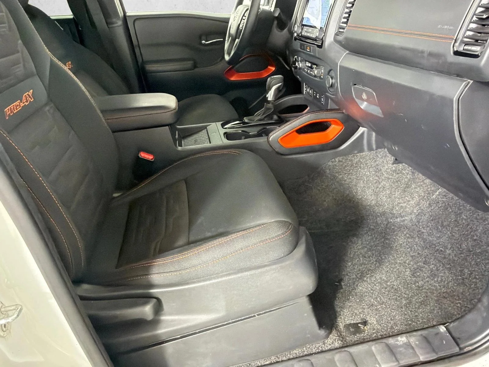 Used 2022 Whtie Nissan PRO-4X image 13