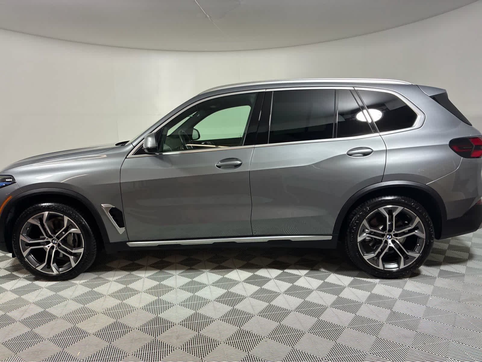 Used 2026 Skyscraper Grey Metallic BMW xDrive40i image 4