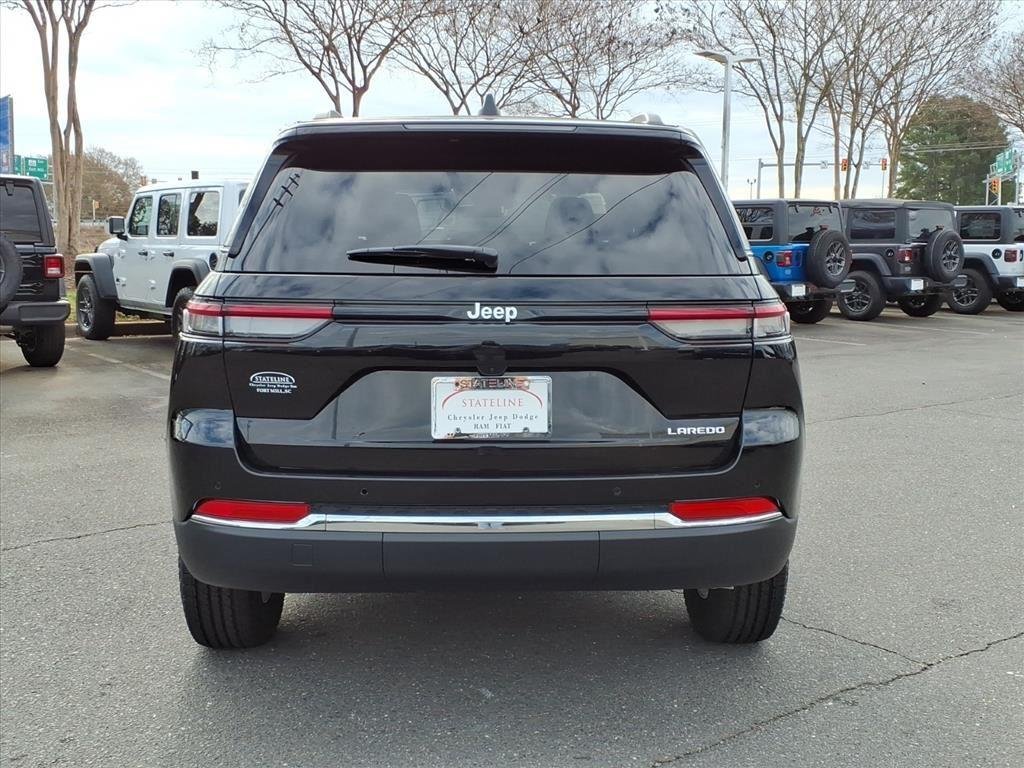 Used 2025 Diamond Black Crystal Pearlcoat Jeep Laredo image 17